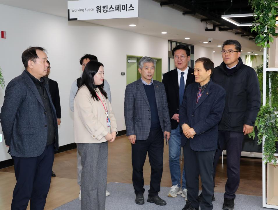 '제357회 임시회 건설소방위원회 원주 혁신도시 현장방문' 게시글의 사진(61) '250211_제357회 임시회 건설소방위원회 강원도 원주 현장방문_156.JPG'