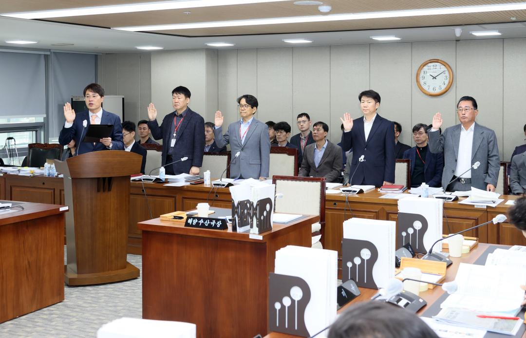 '제362회 정례회 행정사무감사 농수산해양위원회' 게시글의 사진(9) '251113_제362회 정례회 행정사무감사 농수산해양위원회_15.JPG'