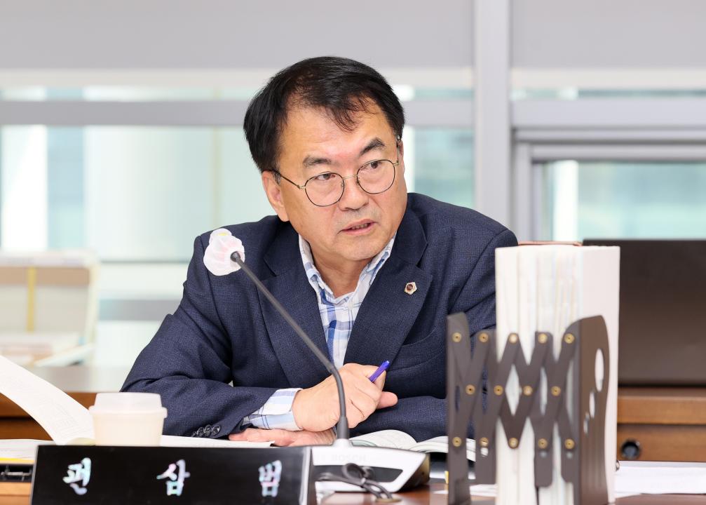 '제362회 정례회 행정사무감사 농수산해양위원회' 게시글의 사진(38) '251113_제362회 정례회 행정사무감사 농수산해양위원회_56.JPG'