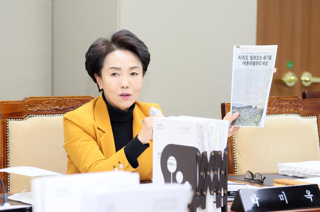 '제362회 정례회 행정사무감사 농수산해양위원회' 게시글의 사진(29) '251113_제362회 정례회 행정사무감사 농수산해양위원회_43.JPG'