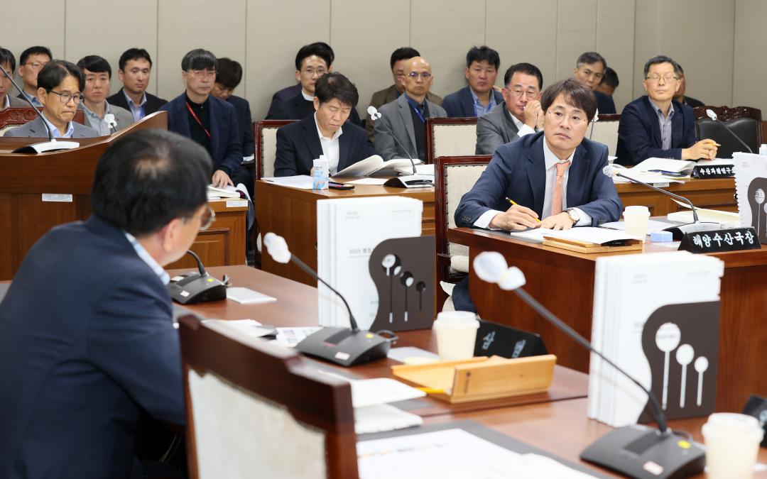 '제362회 정례회 행정사무감사 농수산해양위원회' 게시글의 사진(43) '251113_제362회 정례회 행정사무감사 농수산해양위원회_62.JPG'