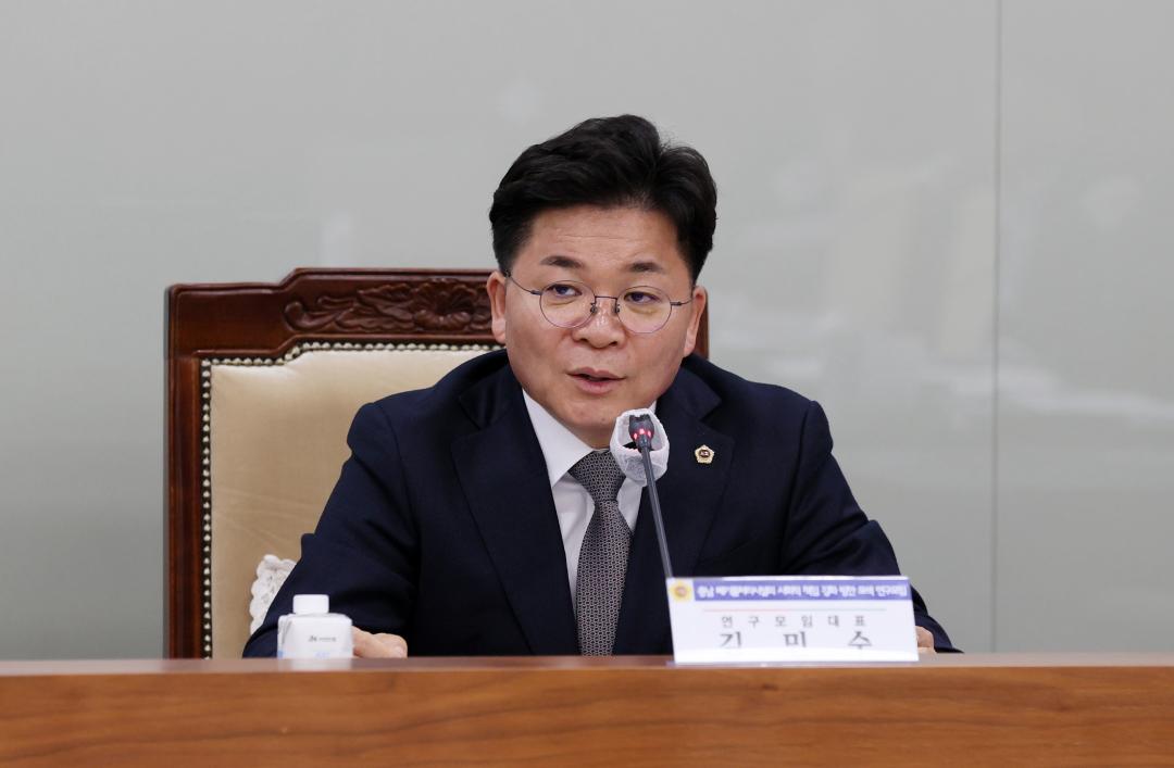 '김민수 의원 충남 폐기물처리시설의 사회적 책임 강화 방안 모색 연구모임' 게시글의 사진(15) '250320_김민수 의원 폐기물처리설 사회적 책임 강화 연구모임_17.JPG'