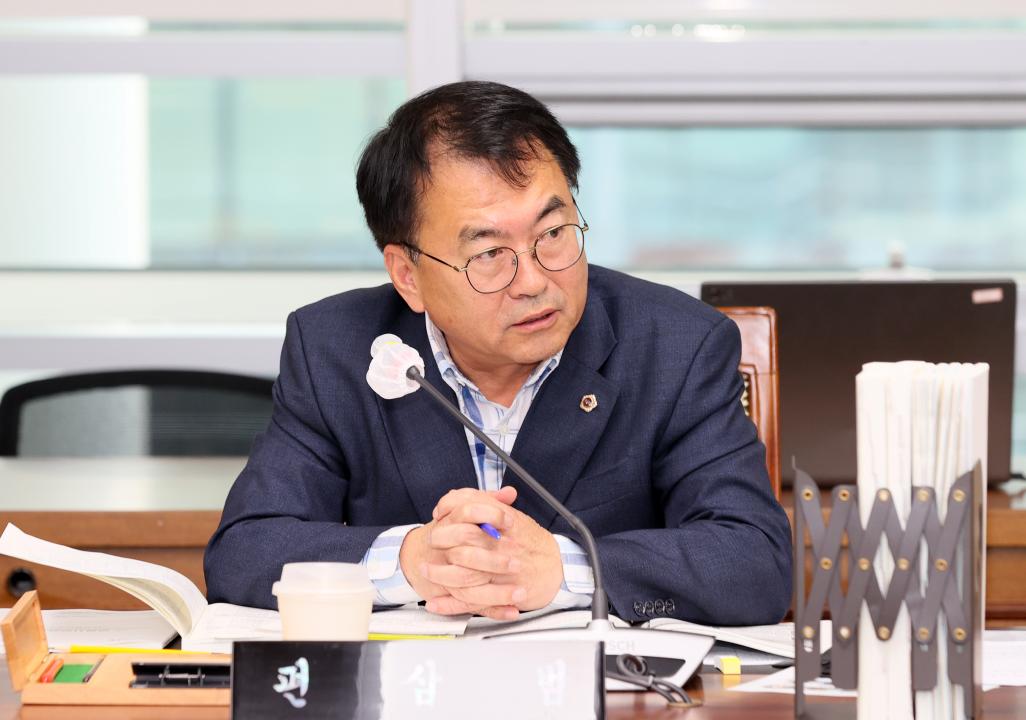 '제362회 정례회 행정사무감사 농수산해양위원회' 게시글의 사진(35) '251113_제362회 정례회 행정사무감사 농수산해양위원회_52.JPG'