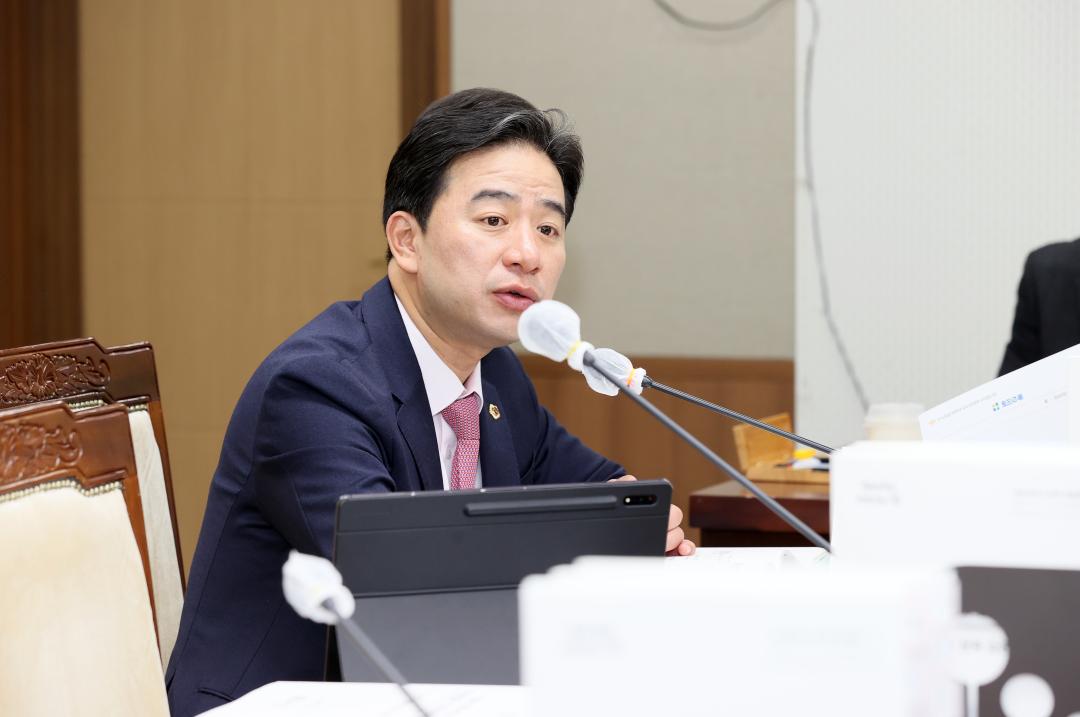 '제362회 정례회 행정사무감사 농수산해양위원회' 게시글의 사진(48) '251113_제362회 정례회 행정사무감사 농수산해양위원회_75.JPG'