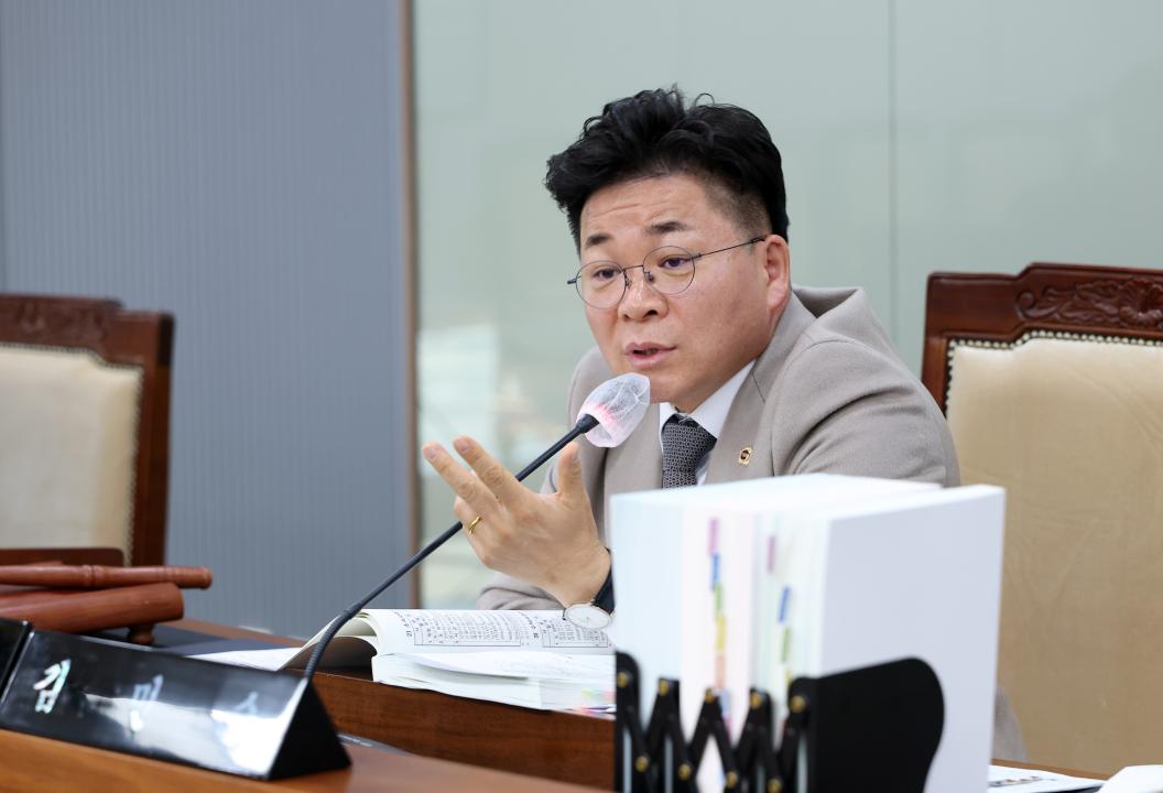 '제357회 임시회 제2차 보건복지환경위원회' 게시글의 사진(14) '0206_보건복지환경위원회20.jpg'