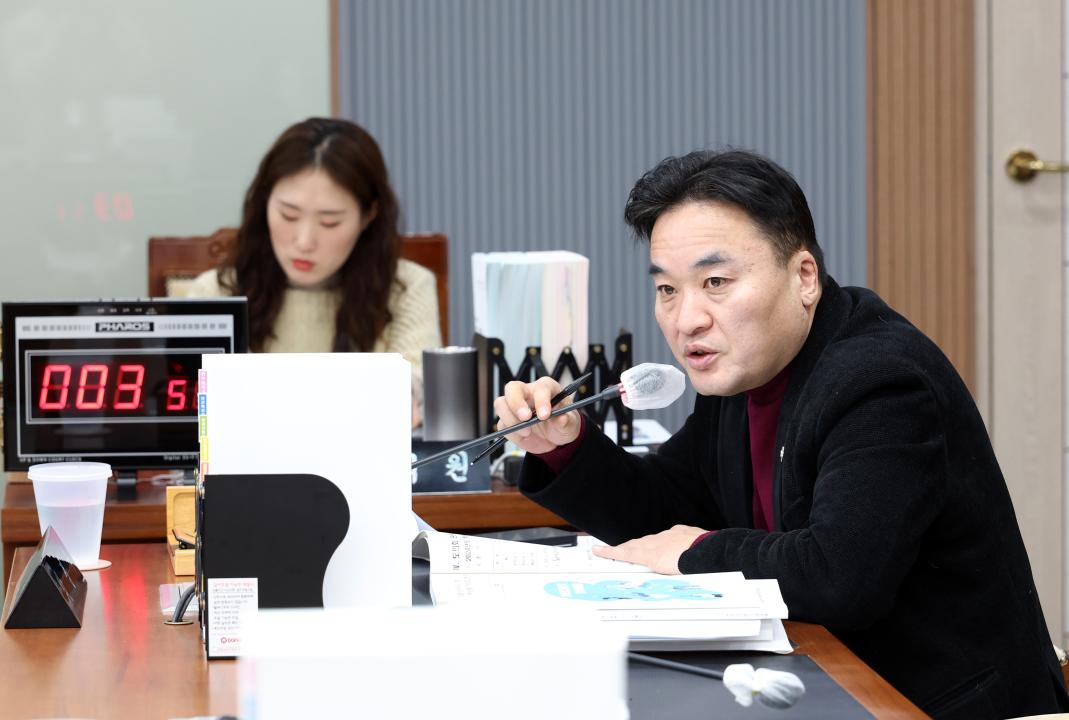 '제357회 임시회 제2차 보건복지환경위원회' 게시글의 사진(44) '0206_보건복지환경위원회54.jpg'