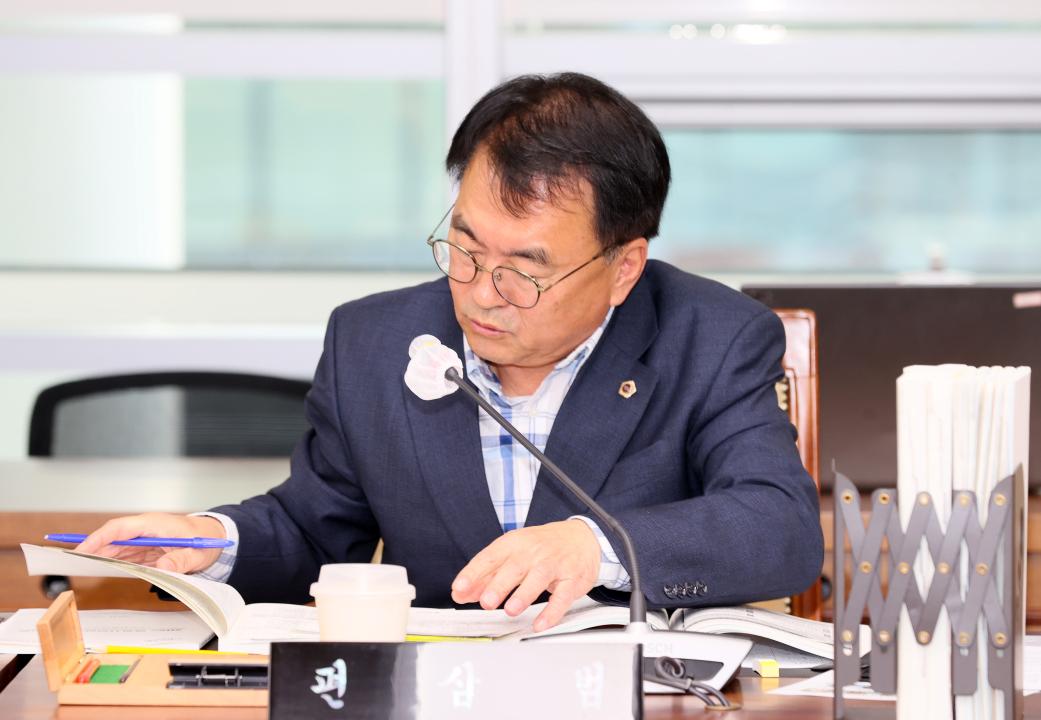 '제362회 정례회 행정사무감사 농수산해양위원회' 게시글의 사진(36) '251113_제362회 정례회 행정사무감사 농수산해양위원회_53.JPG'