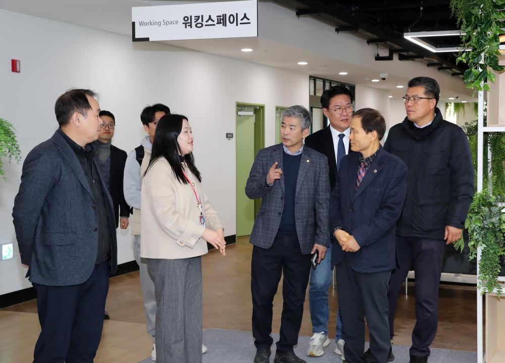 '제357회 임시회 건설소방위원회 원주 혁신도시 현장방문' 게시글의 사진(62) '250211_제357회 임시회 건설소방위원회 강원도 원주 현장방문_157.JPG'