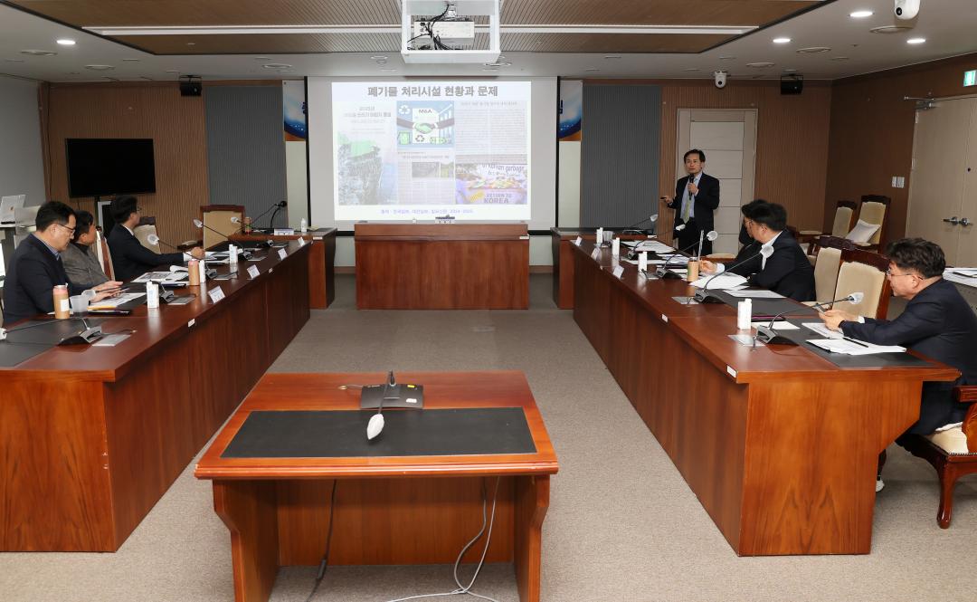 '김민수 의원 충남 폐기물처리시설의 사회적 책임 강화 방안 모색 연구모임' 게시글의 사진(20) '250320_김민수 의원 폐기물처리설 사회적 책임 강화 연구모임_23.JPG'