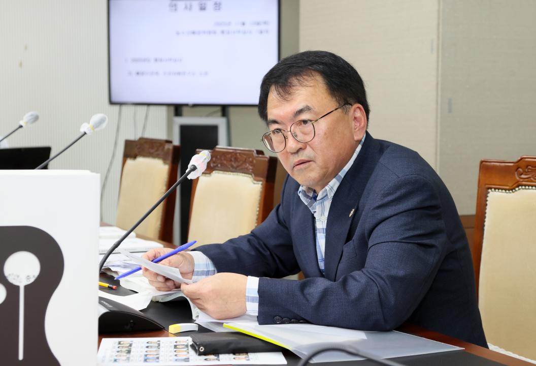 '제362회 정례회 행정사무감사 농수산해양위원회' 게시글의 사진(40) '251113_제362회 정례회 행정사무감사 농수산해양위원회_63.JPG'