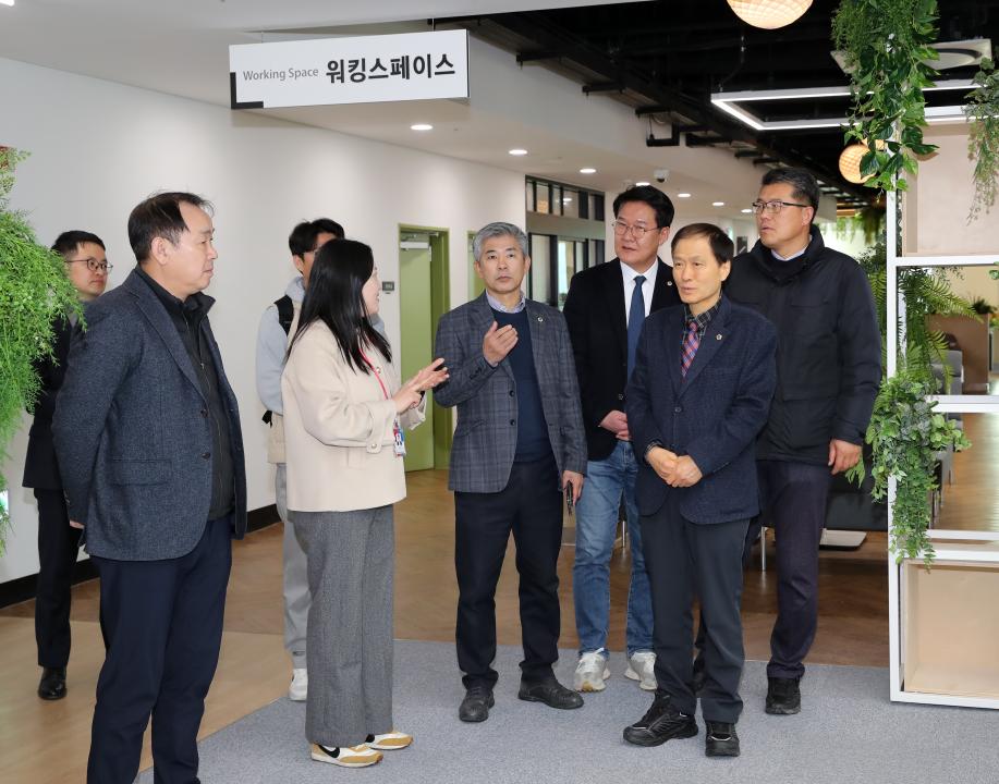 '제357회 임시회 건설소방위원회 원주 혁신도시 현장방문' 게시글의 사진(63) '250211_제357회 임시회 건설소방위원회 강원도 원주 현장방문_158.JPG'