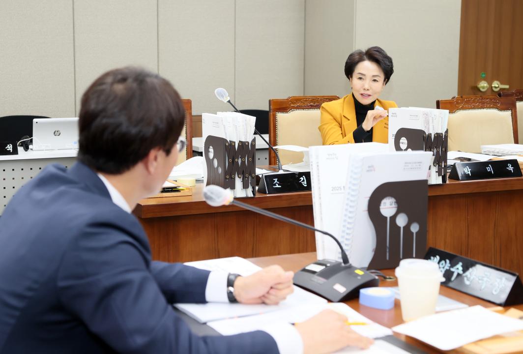 '제362회 정례회 행정사무감사 농수산해양위원회' 게시글의 사진(33) '251113_제362회 정례회 행정사무감사 농수산해양위원회_44.JPG'