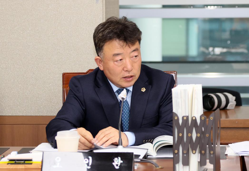 '제362회 정례회 행정사무감사 농수산해양위원회' 게시글의 사진(53) '251113_제362회 정례회 행정사무감사 농수산해양위원회_80.JPG'