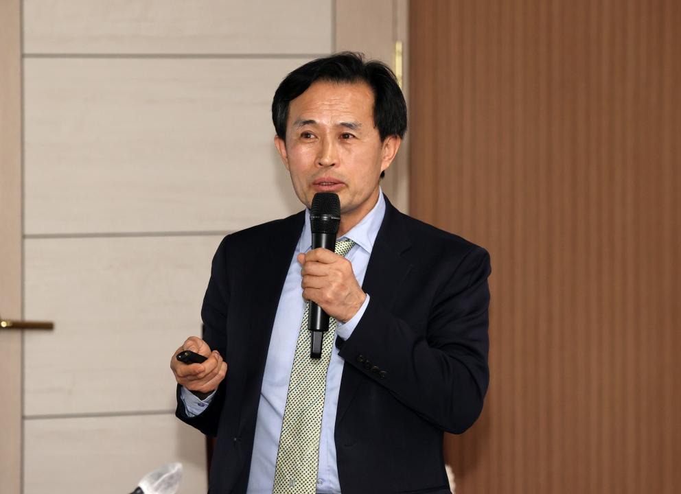 '김민수 의원 충남 폐기물처리시설의 사회적 책임 강화 방안 모색 연구모임' 게시글의 사진(18) '250320_김민수 의원 폐기물처리설 사회적 책임 강화 연구모임_21.JPG'