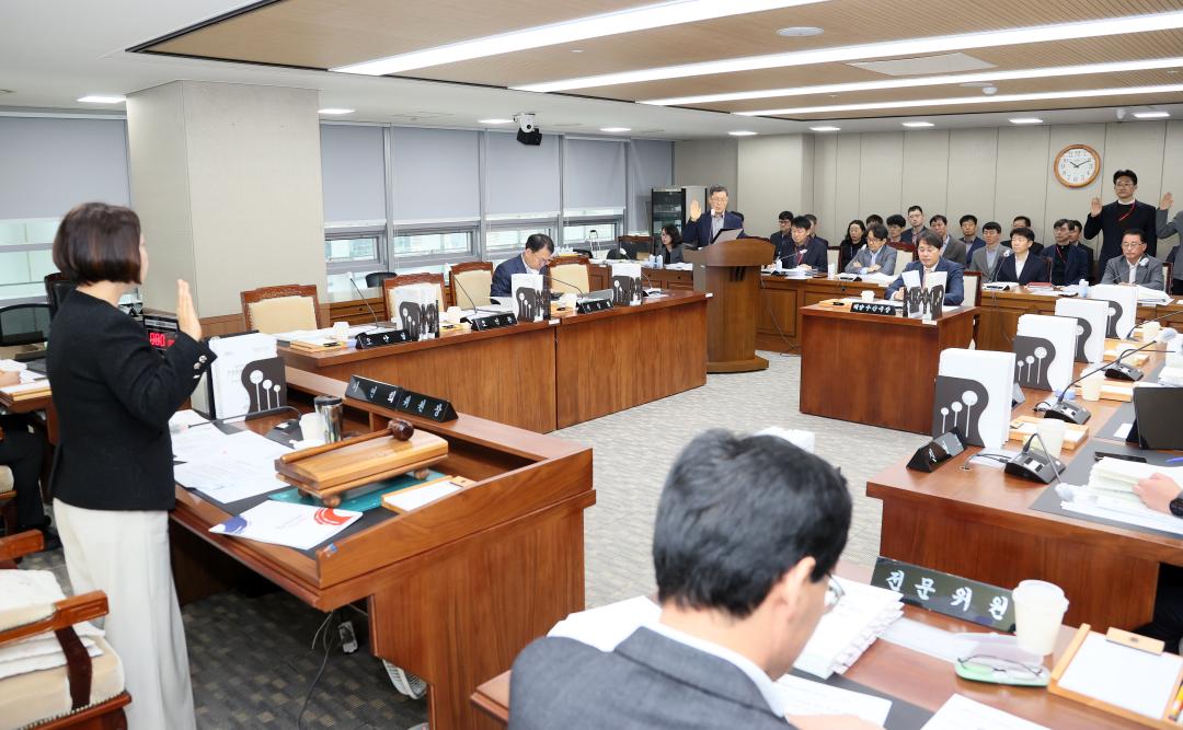 '제362회 정례회 행정사무감사 농수산해양위원회' 게시글의 사진(13) '251113_제362회 정례회 행정사무감사 농수산해양위원회_19.JPG'