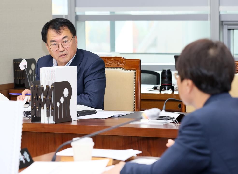 '제362회 정례회 행정사무감사 농수산해양위원회' 게시글의 사진(41) '251113_제362회 정례회 행정사무감사 농수산해양위원회_57.JPG'