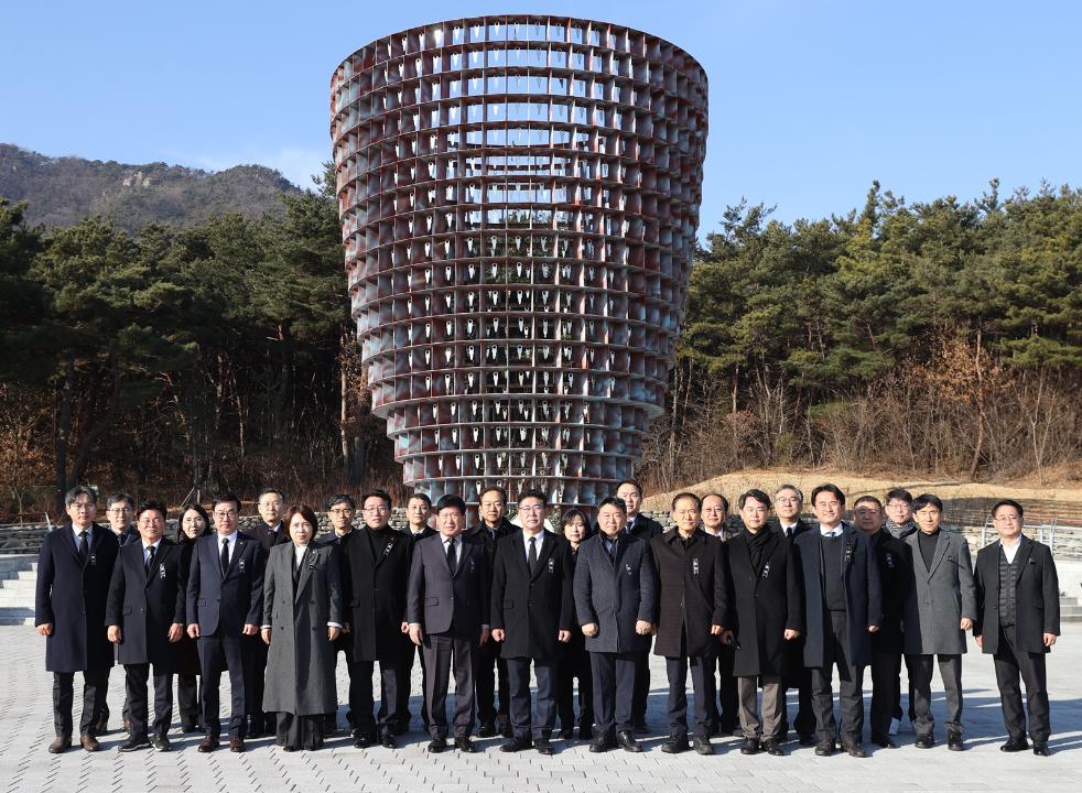 '충남도의회 충혼탑 참배로 을사년 시작' 게시글의 사진(2) '250102_충남도의회 보훈공원 충혼탑 참배 (2).JPG'