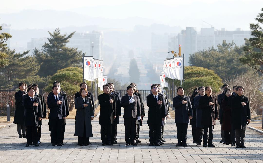 '충남도의회 충혼탑 참배로 을사년 시작' 게시글의 사진(1) '250102_충남도의회 보훈공원 충혼탑 참배 (1).JPG'