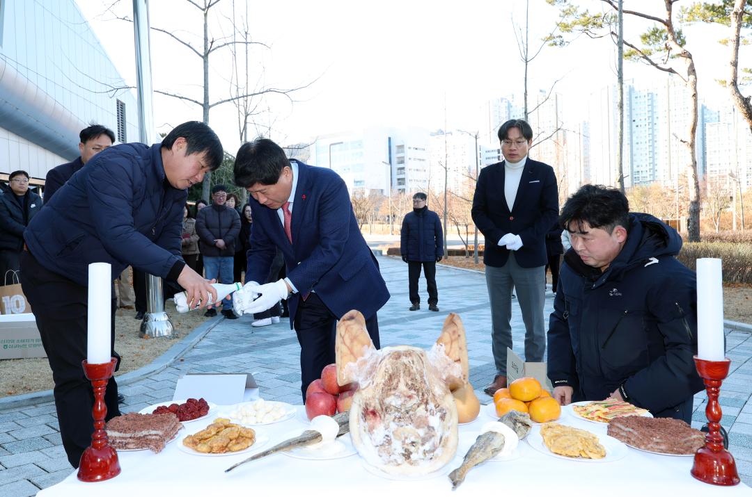 '신규 공용차량(버스 2대) 안전운행 기원 행사' 게시글의 사진(2) '0105_신규버스 안전 기원 행사02.jpg'