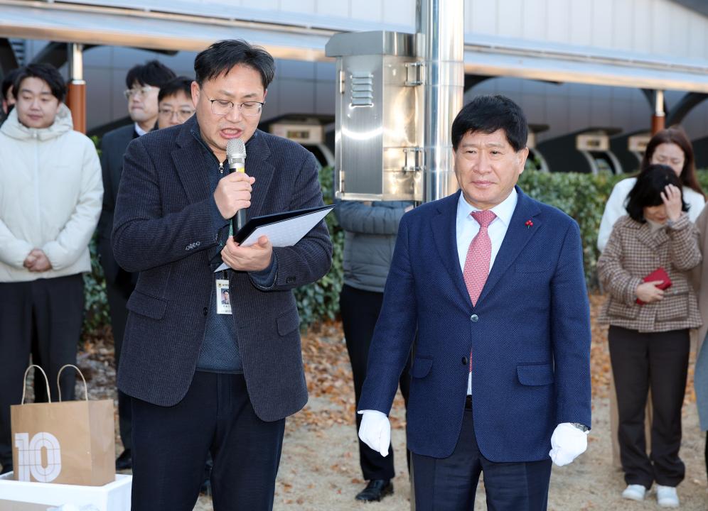 '신규 공용차량(버스 2대) 안전운행 기원 행사' 게시글의 사진(8) '0105_신규버스 안전 기원 행사06.jpg'