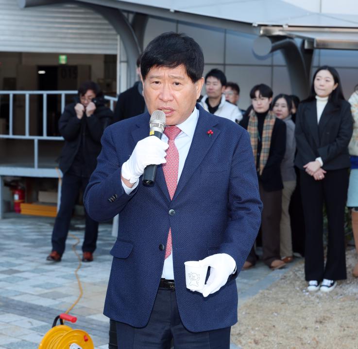 '신규 공용차량(버스 2대) 안전운행 기원 행사' 게시글의 사진(9) '0105_신규버스 안전 기원 행사13.jpg'