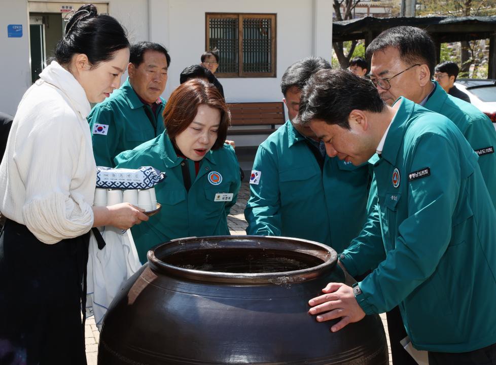 '제358회 임시회 농수위 현장방문(김산업특화단지, 전통줒조업체)' 게시글의 사진(31) '250415_제358회 임시회 농수위 현장방문_115.JPG'