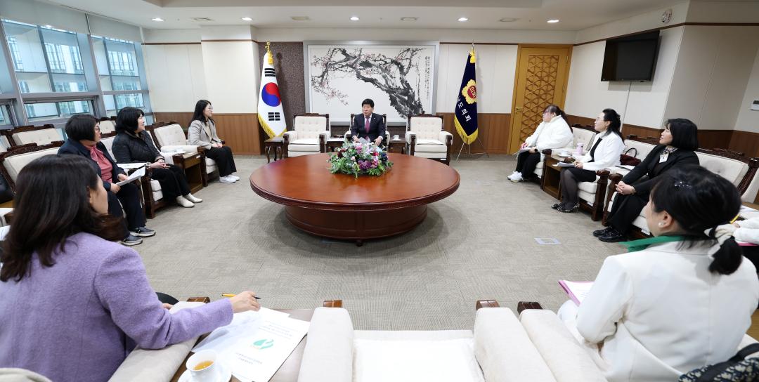'충남가정어린이집연합회 회원 일행 접견' 게시글의 사진(6) '0319_충남가정어린이집 간담회06.jpg'