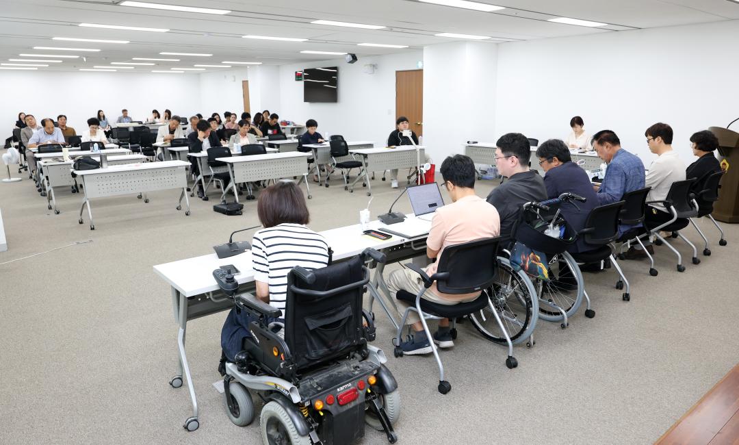 '충청남도 장애교원 지원정책 개선 방안 모색을 위한 의정토론회(좌장 방한일 의원)' 게시글의 사진(68) '0731_충청남도 장애 교원 지원정책 의정토론회31.jpg'