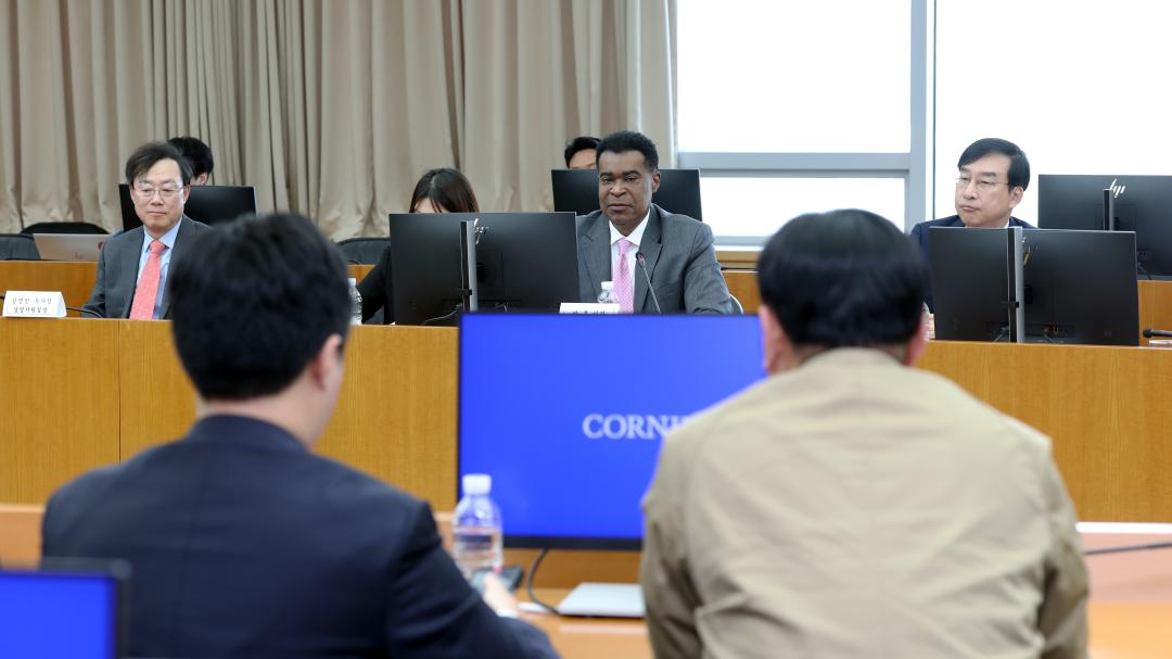 '제358회 임시회 기획경제위원회 현장방문' 게시글의 사진(125) '0416_코닝정밀소재 방문42.jpg'