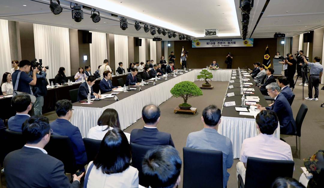 '대한민국시도의회의장협의회 제19대 전반기 정기회 및 대전 현충원 참배' 게시글의 사진(15) '0813_대한민국시도의회의장협의회 제19대 전반기 정기회10.jpg'