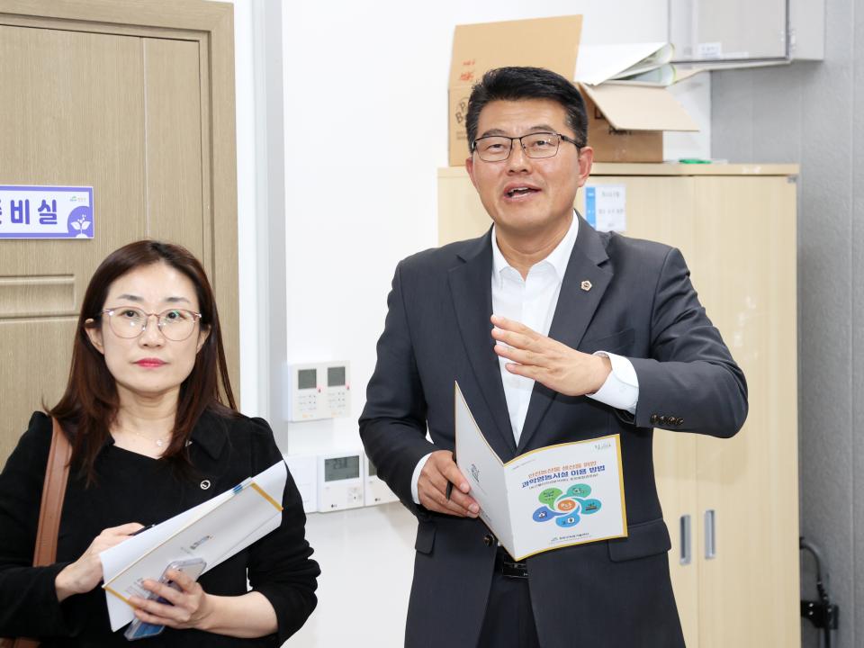 '김기서 의원, 공공급식처의 충남 농림‧축산‧수산물 공급 확대 위한 연구모임' 게시글의 사진(53) '251104_김기서 의원 공공급식 활성화 연구모임_62.JPG'