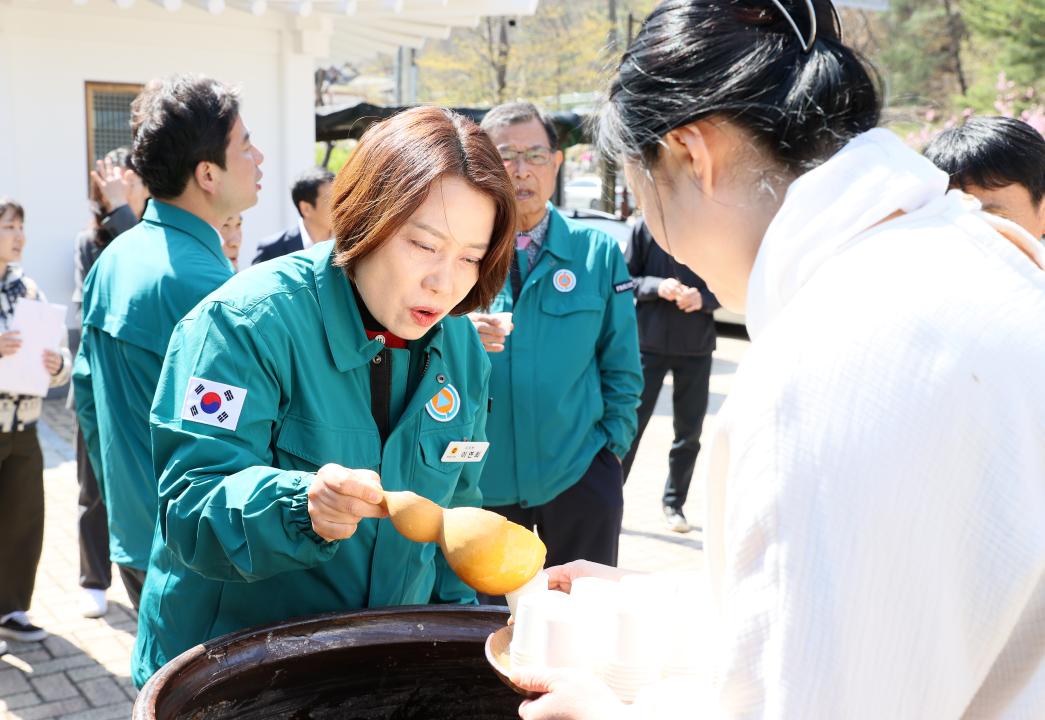 '제358회 임시회 농수위 현장방문(김산업특화단지, 전통줒조업체)' 게시글의 사진(43) '250415_제358회 임시회 농수위 현장방문_143.JPG'