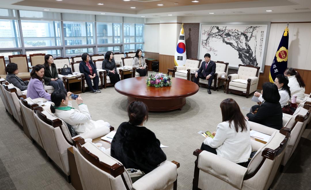 '충남가정어린이집연합회 회원 일행 접견' 게시글의 사진(3) '0319_충남가정어린이집 간담회03.jpg'