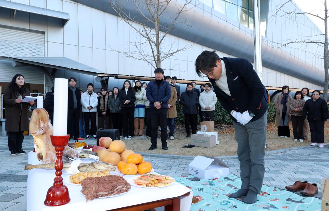 '신규 공용차량(버스 2대) 안전운행 기원 행사' 게시글의 사진(12) '0105_신규버스 안전 기원 행사09.jpg'
