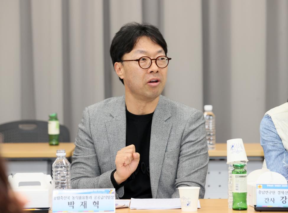 '김기서 의원, 공공급식처의 충남 농림‧축산‧수산물 공급 확대 위한 연구모임' 게시글의 사진(42) '251104_김기서 의원 공공급식 활성화 연구모임_53.JPG'