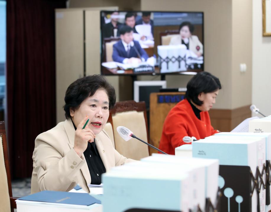 '제362회 정례회 제3차 행정문화위원회' 게시글의 사진(22) '1201_제362회 정례회 행정사무감사 행정문화위원회_18.jpg'