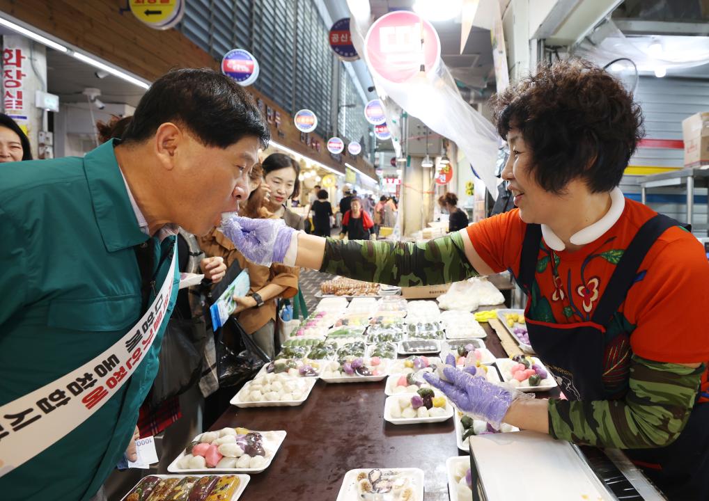 '추석 명절 전통시장 방문(상인 격려 및 장보기 행사)' 게시글의 사진(14) '240913_추석 명절 전통시장 방문(상인 격려 및 장보기 행사) (26).JPG'