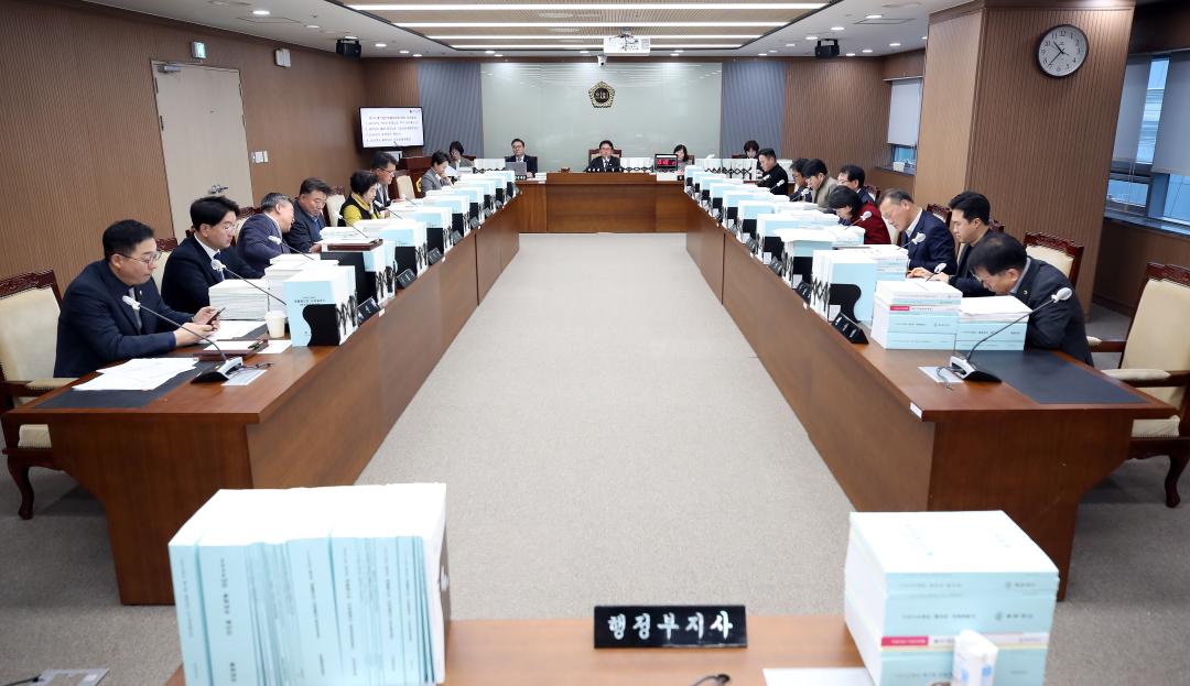 '제362회 정례회 제1차 예산결산특별위원회' 게시글의 사진(2) '1208_제362회 정례회 재1차 예산결산특별위원회_2.jpg'