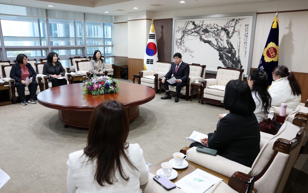 '충남가정어린이집연합회 회원 일행 접견' 게시글의 사진(10) '0319_충남가정어린이집 간담회10.jpg'