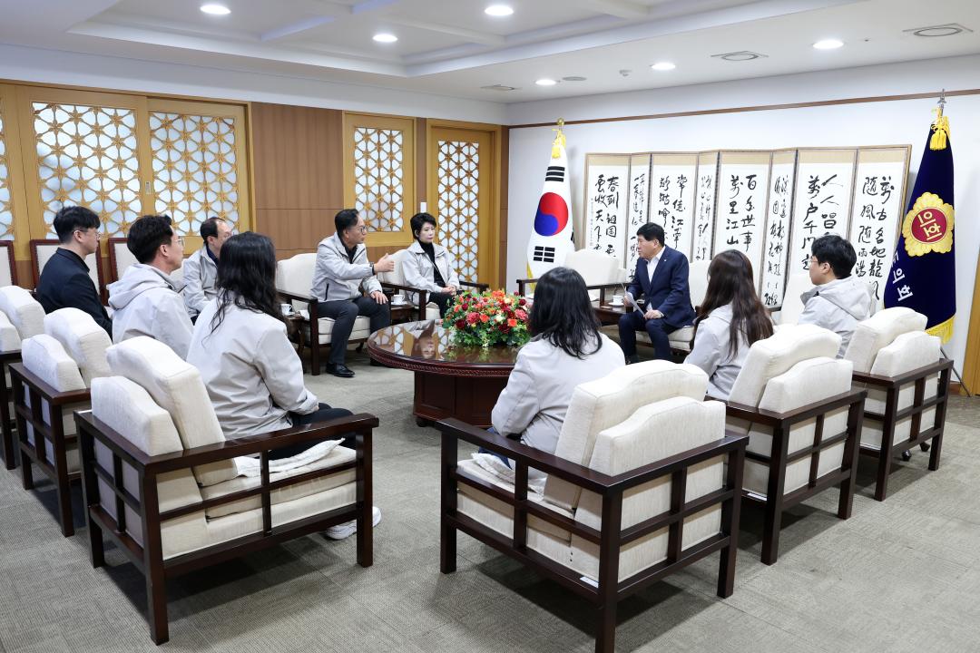 '충청남도자원봉사센터 센터장 및 일행 접견' 게시글의 사진(5) '0410_충남자원봉사협회 접견05.jpg'