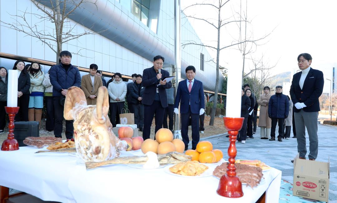 '신규 공용차량(버스 2대) 안전운행 기원 행사' 게시글의 사진(7) '0105_신규버스 안전 기원 행사05.jpg'