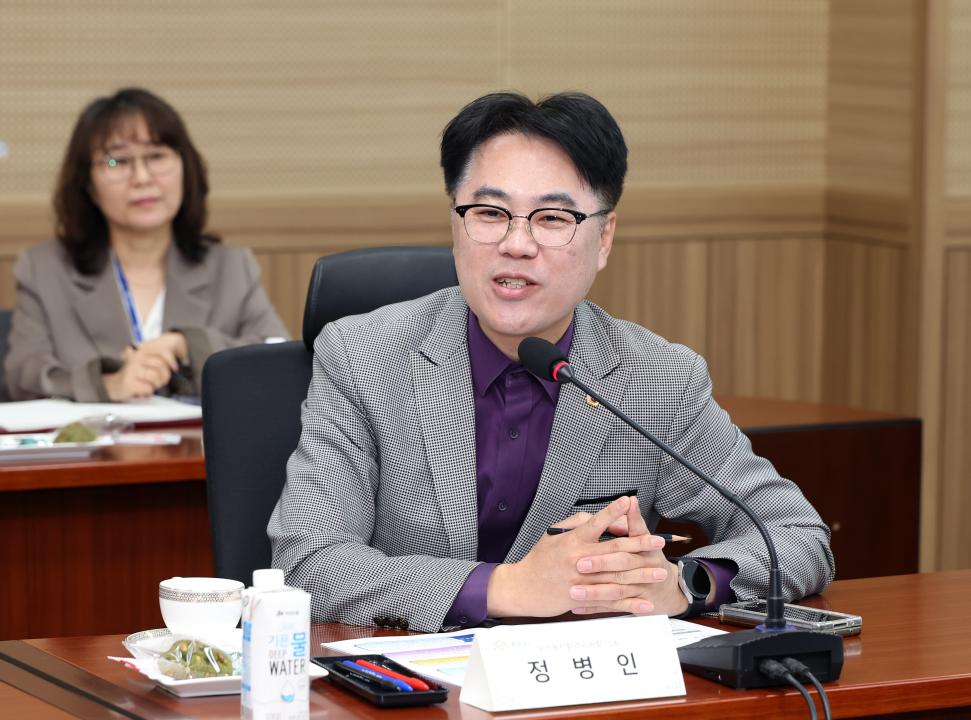 '제358회 임시회 보건복지환경위원회 현장방문' 게시글의 사진(39) '0415_보건환경연구원 현장방문40.jpg'