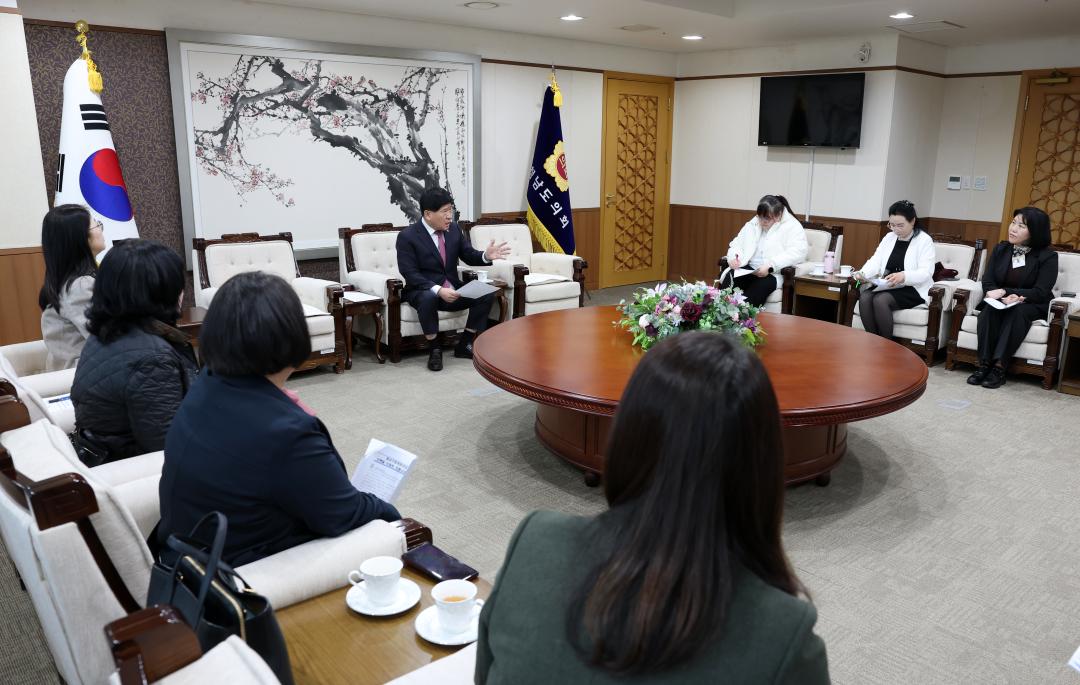 '충남가정어린이집연합회 회원 일행 접견' 게시글의 사진(11) '0319_충남가정어린이집 간담회11.jpg'