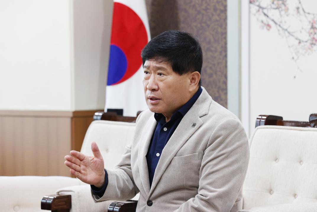 '임용장 수여식' 게시글의 사진(9) '241010_임용장 수여식(입법정책담당관 홍준형 서기관) (10).JPG'