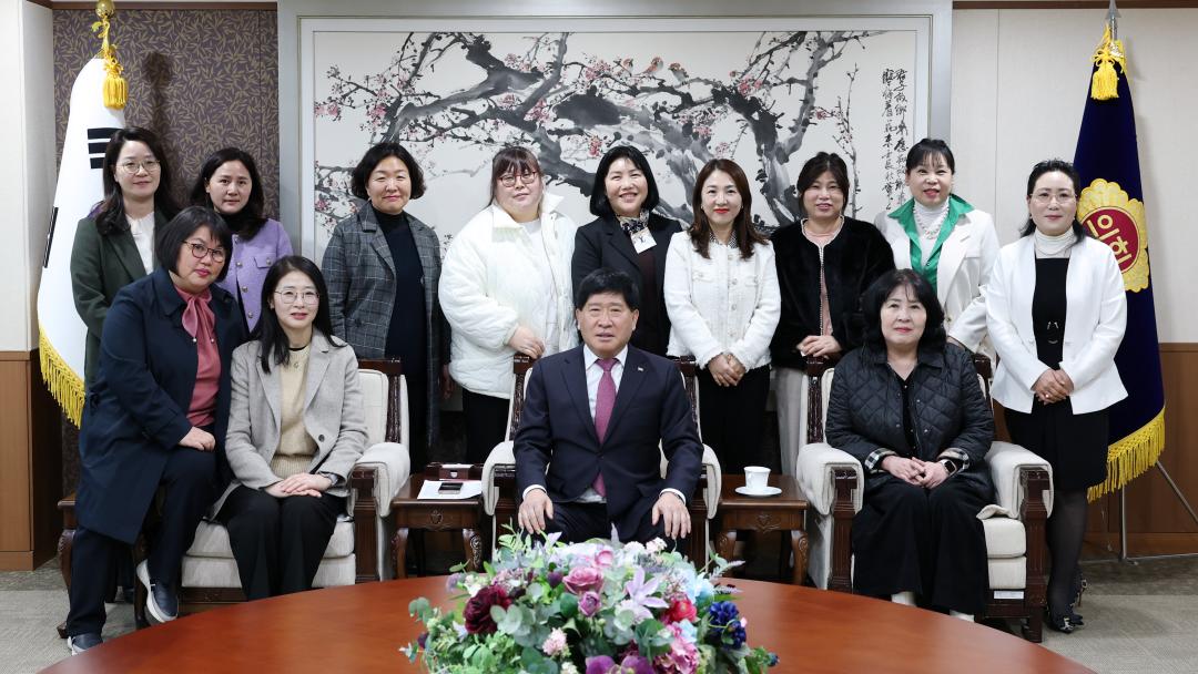 '충남가정어린이집연합회 회원 일행 접견' 게시글의 사진(2) '0319_충남가정어린이집 간담회02.jpg'