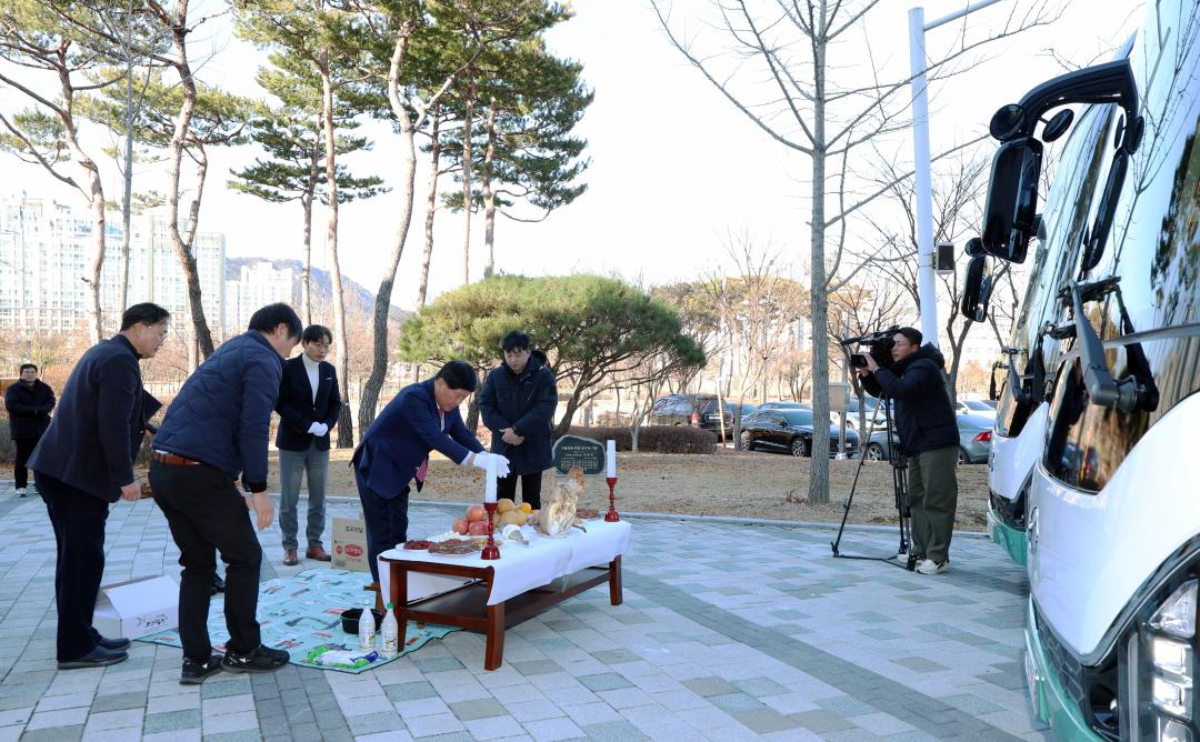 '신규 공용차량(버스 2대) 안전운행 기원 행사' 게시글의 사진(3) '0105_신규버스 안전 기원 행사03.jpg'