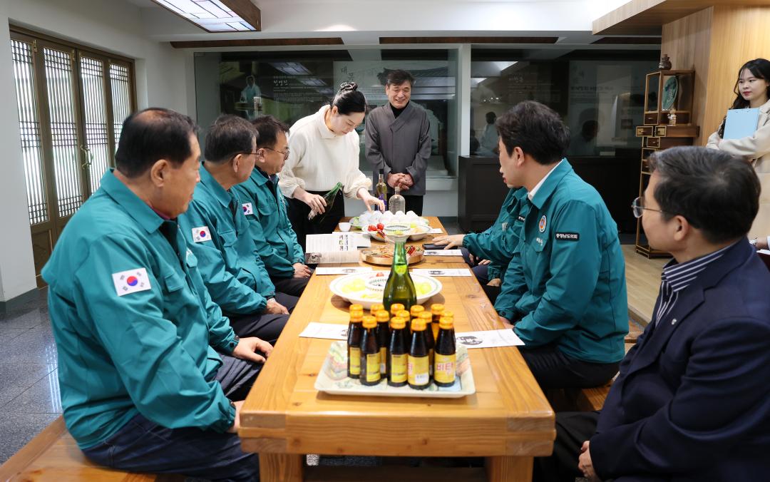 '제358회 임시회 농수위 현장방문(김산업특화단지, 전통줒조업체)' 게시글의 사진(14) '250415_제358회 임시회 농수위 현장방문_73.JPG'