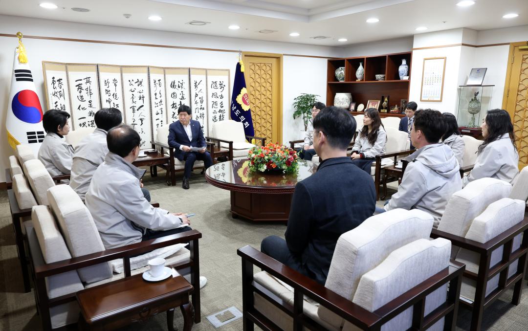 '충청남도자원봉사센터 센터장 및 일행 접견' 게시글의 사진(4) '0410_충남자원봉사협회 접견04.jpg'