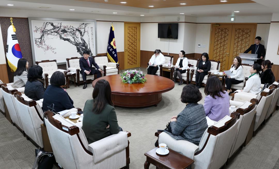 '충남가정어린이집연합회 회원 일행 접견' 게시글의 사진(4) '0319_충남가정어린이집 간담회04.jpg'