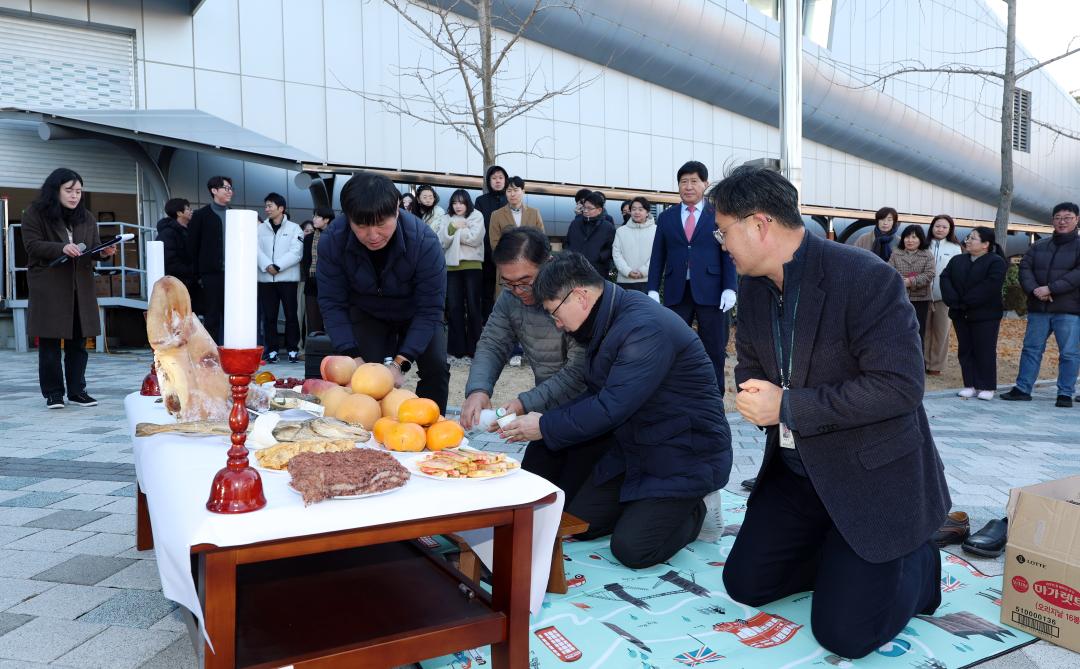 '신규 공용차량(버스 2대) 안전운행 기원 행사' 게시글의 사진(13) '0105_신규버스 안전 기원 행사10.jpg'